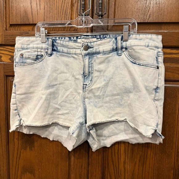 Torrid Denim Shorts 20 Acid Wash Women’s Jeans - Picture 1 of 4